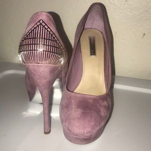 Round toe suede pumps